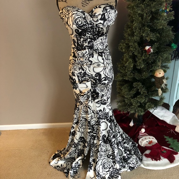 Xscape Dresses & Skirts - Gorgeous Xcape Black and White Long Dress